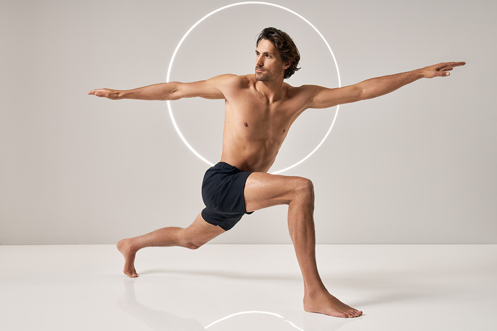 Sportlicher Mann in einer Ausfallschritt-Pose